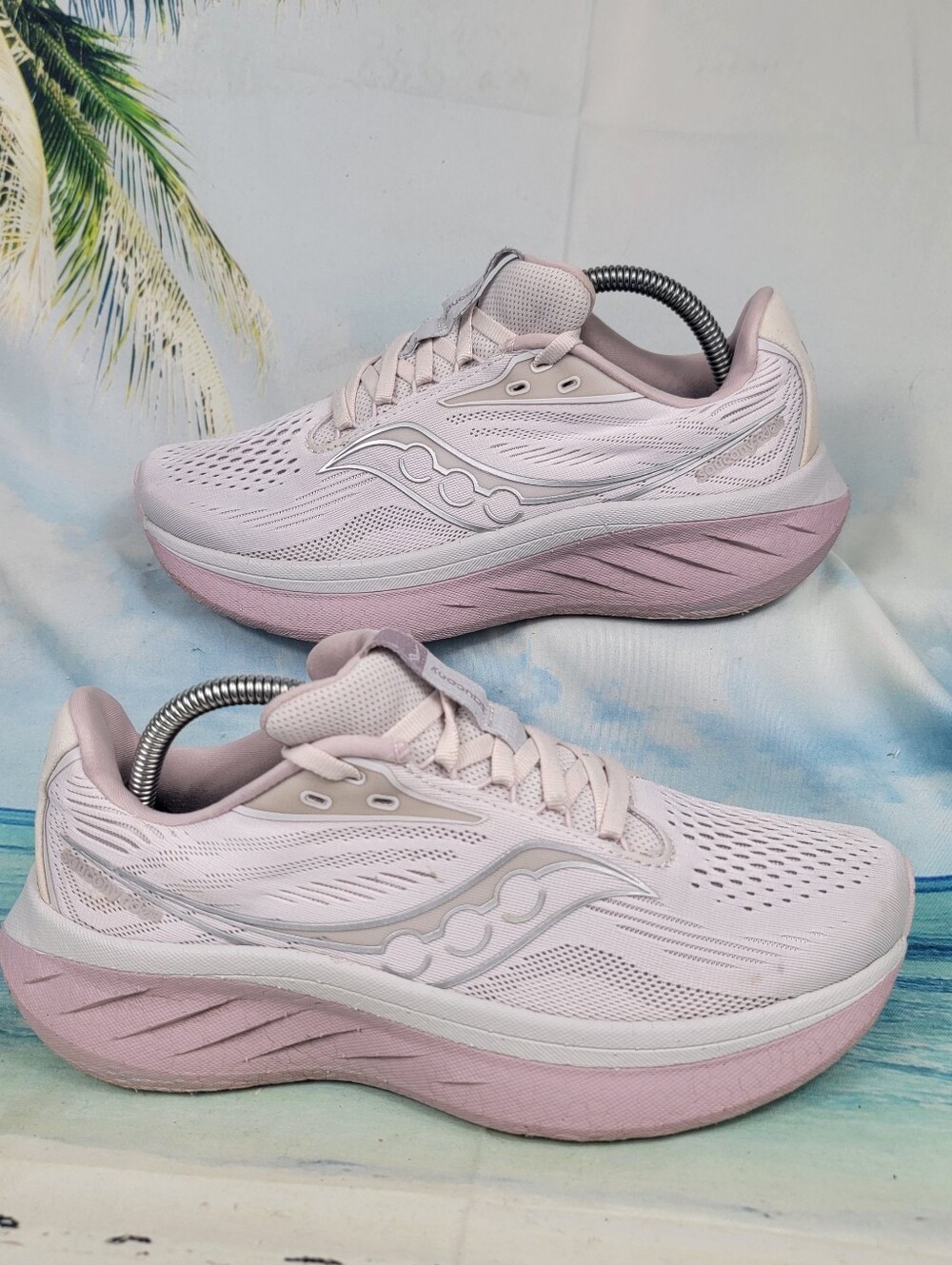Saucony Womenโs Light Pink Athletic Running Shoes